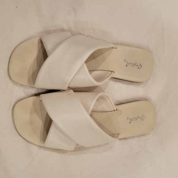 Cross sandals - Picture 1 of 3